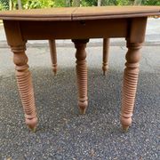 Round extendable banquet table stripped in solid mahogany with 4 extensions, 19th century.