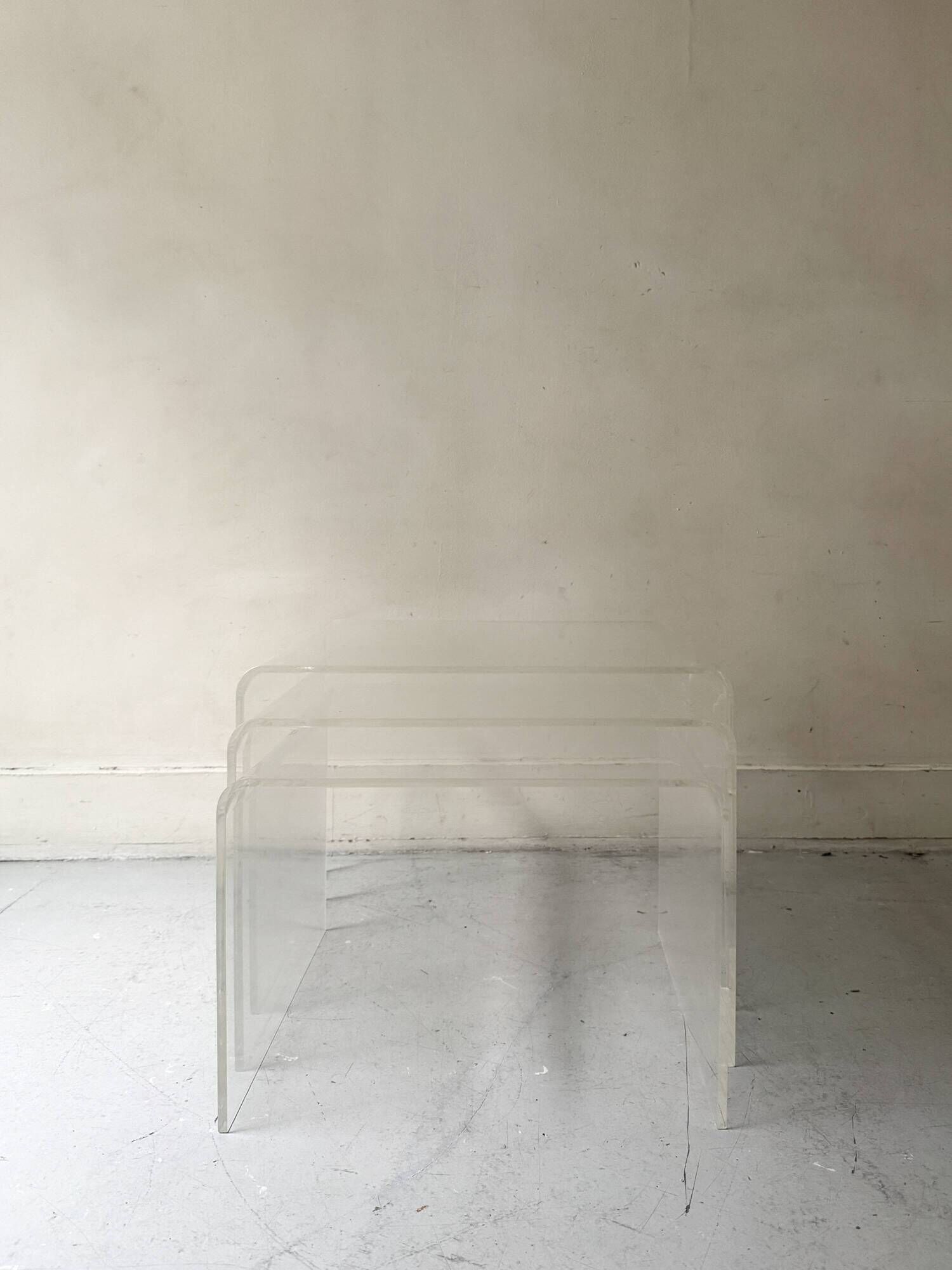 Table basse gigogne modulable en plexiglas, D. Lange Marais Les invisibles