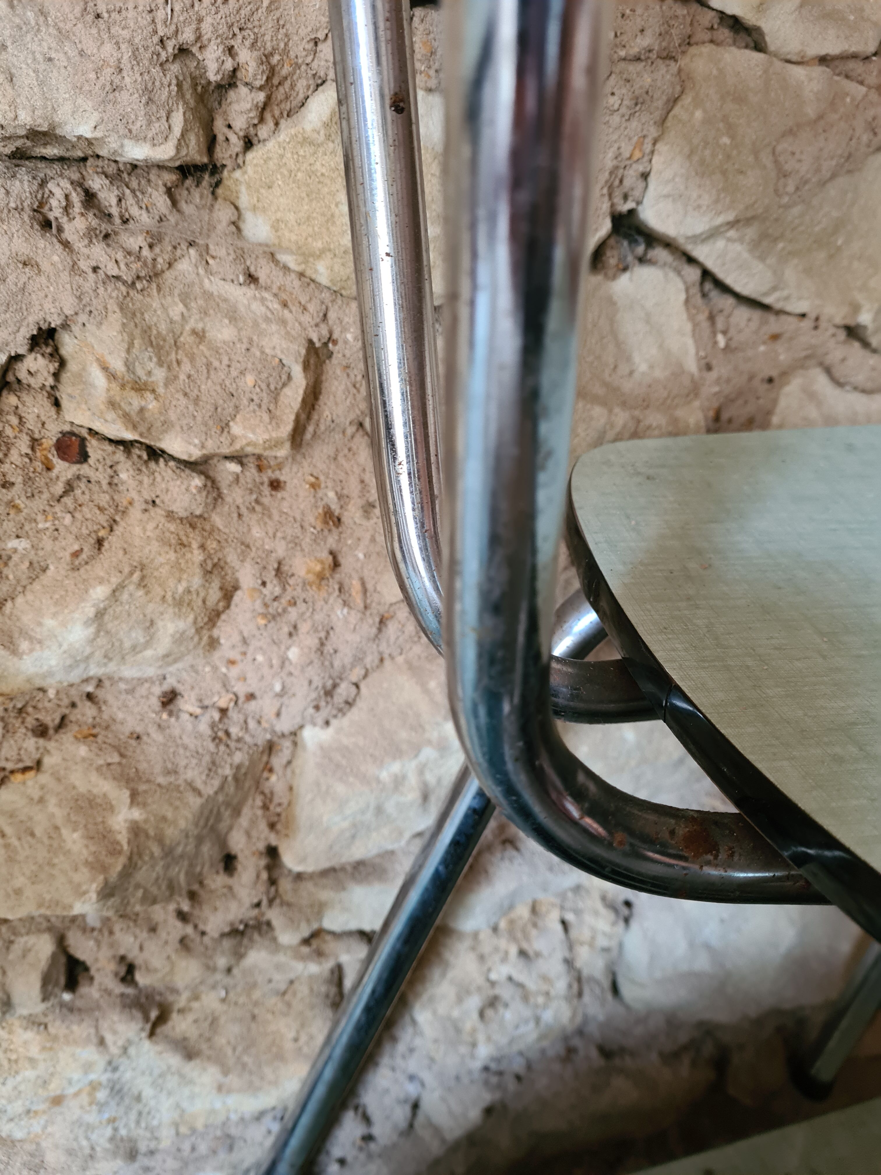 Table formica and its 4 chairs