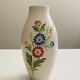 Vase à motif floral en faïence de Lunéville