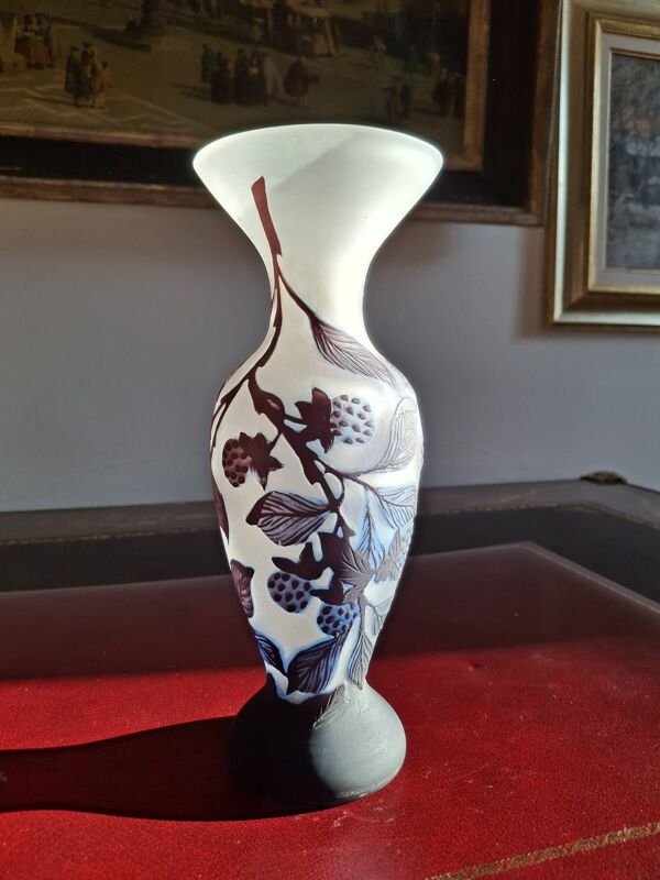 Vase en verre multicouches dégagé à l'acide, signé, hauteur 25,2 cm