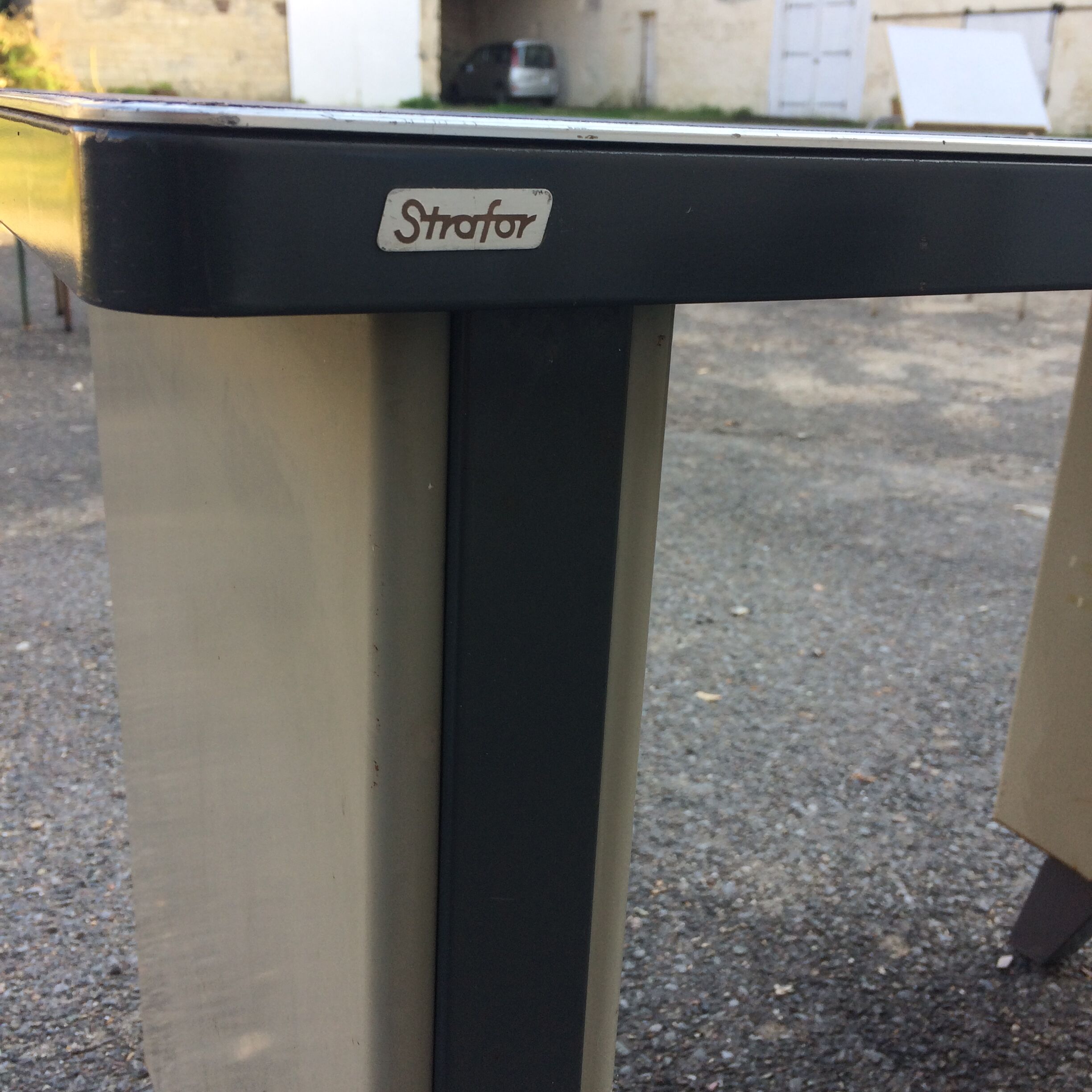 Strafor metal desk