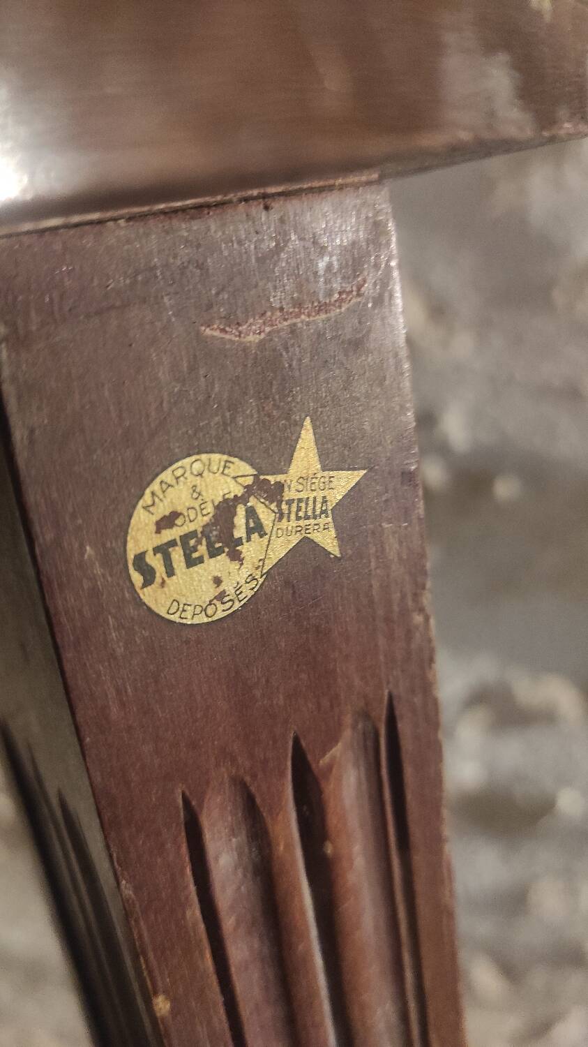 Stella triangular table