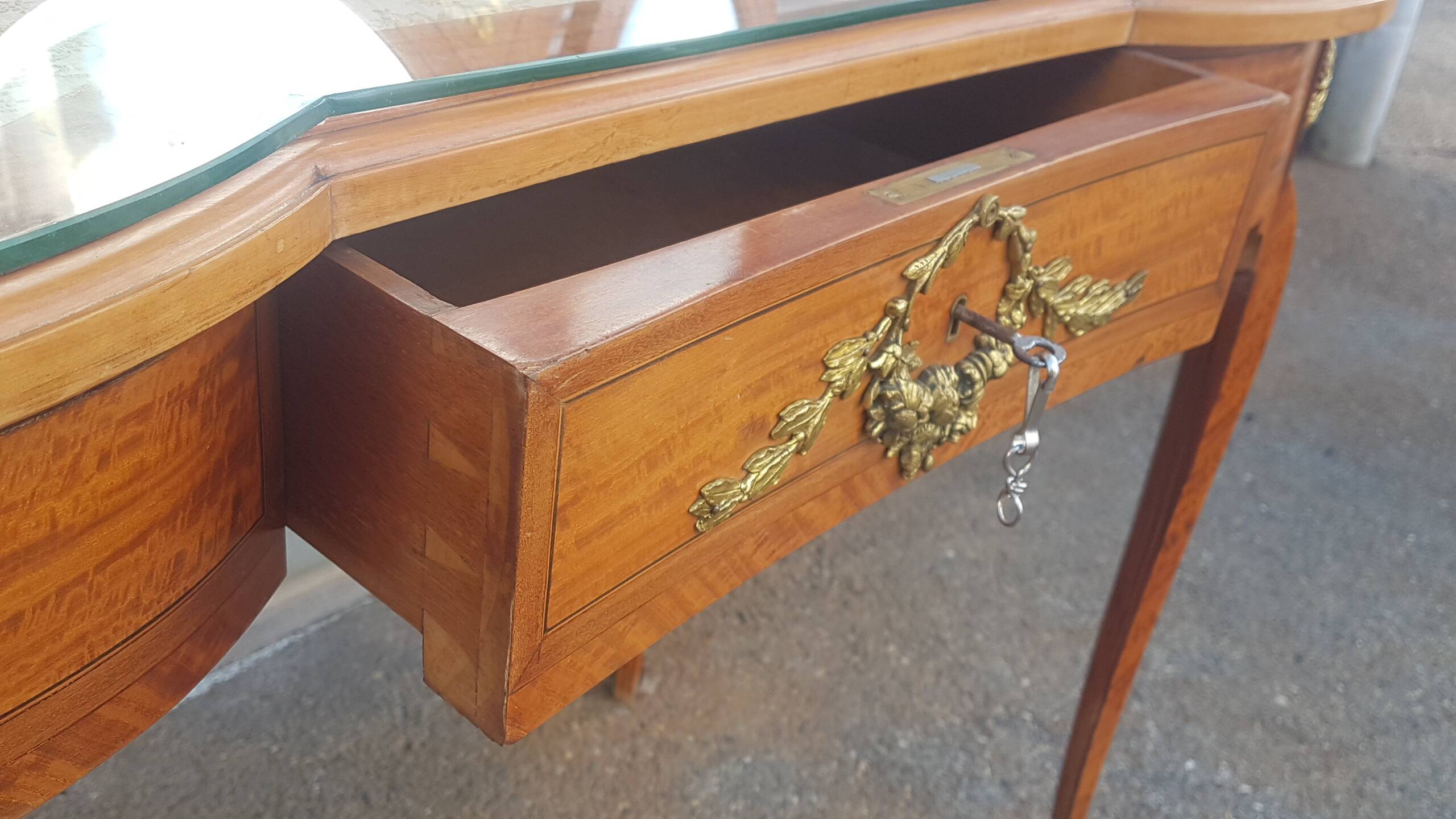 Old kidney dressing table