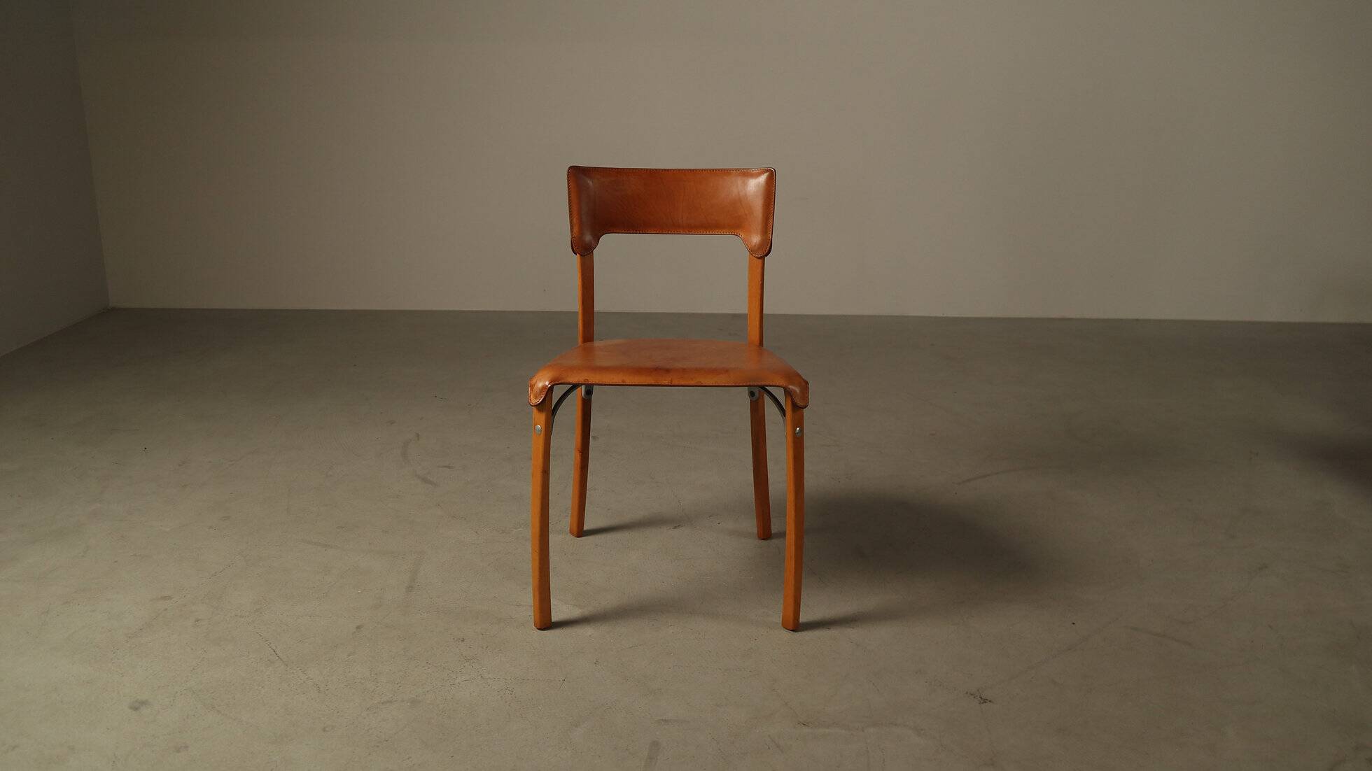 Ensemble de cinq chaises de salle à manger italiennes en cuir cognac, années 1990.