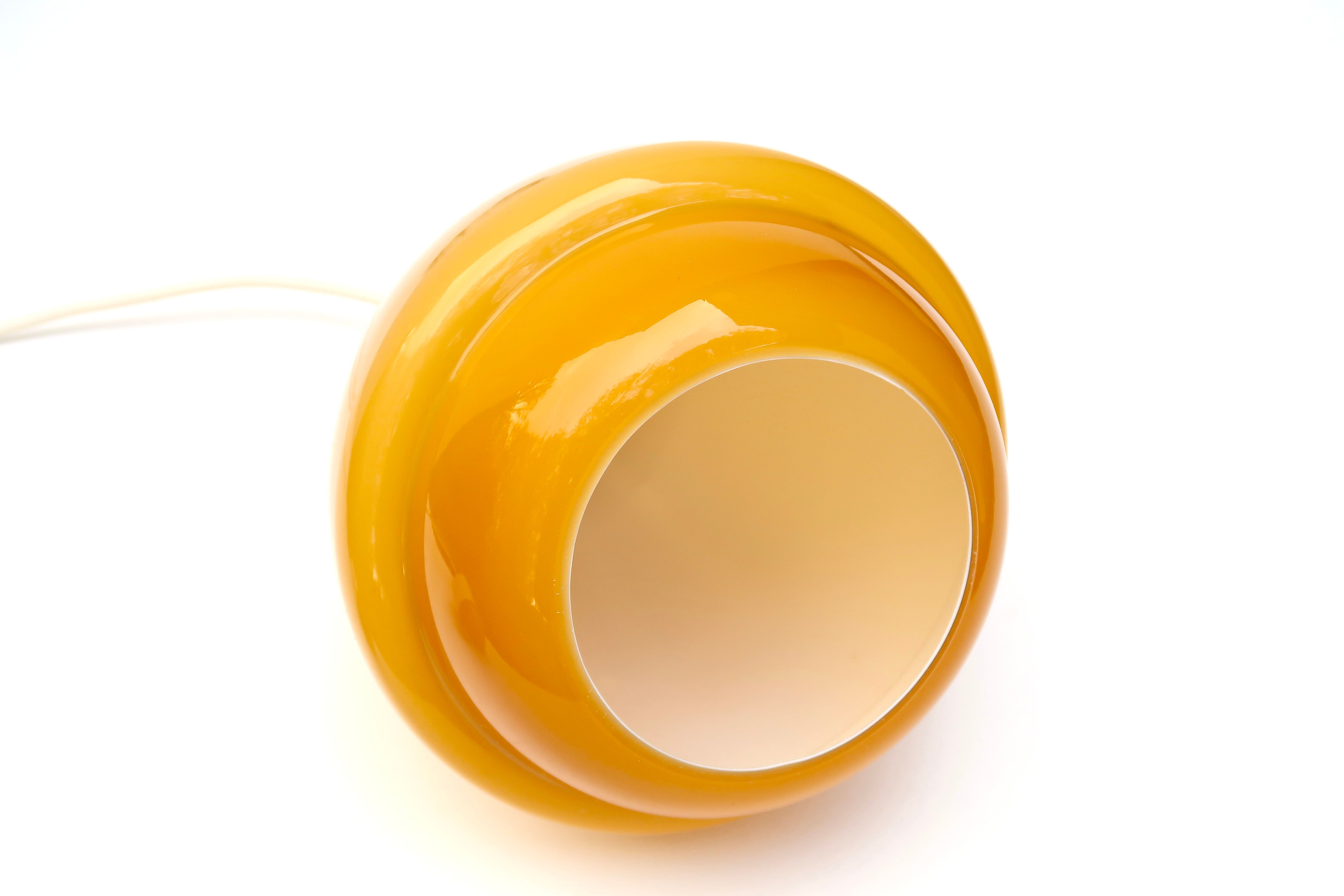 Suspension opaline jaune moutarde, années 70