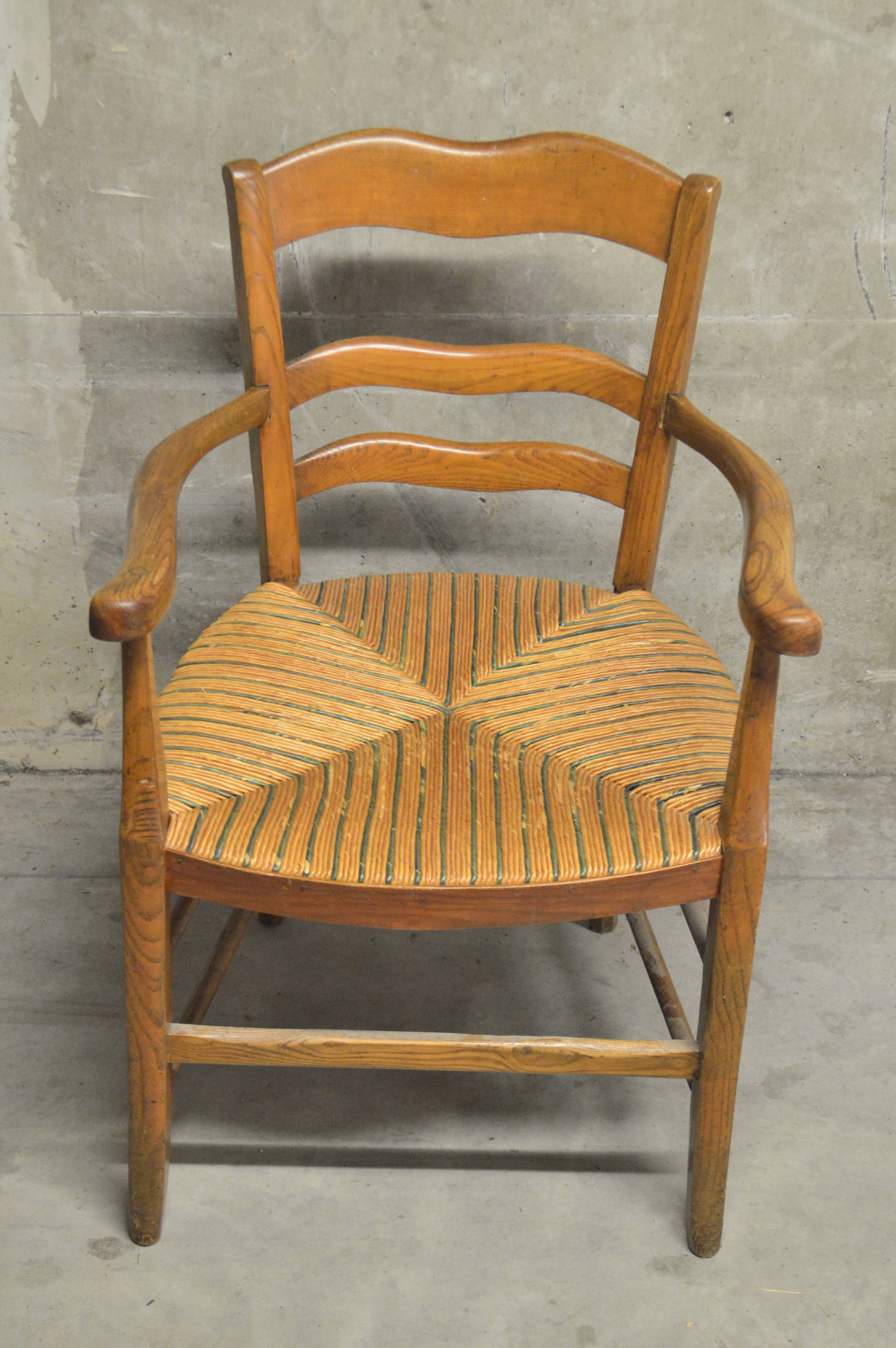 Vintage 1930s armchair in solid wood scultpé