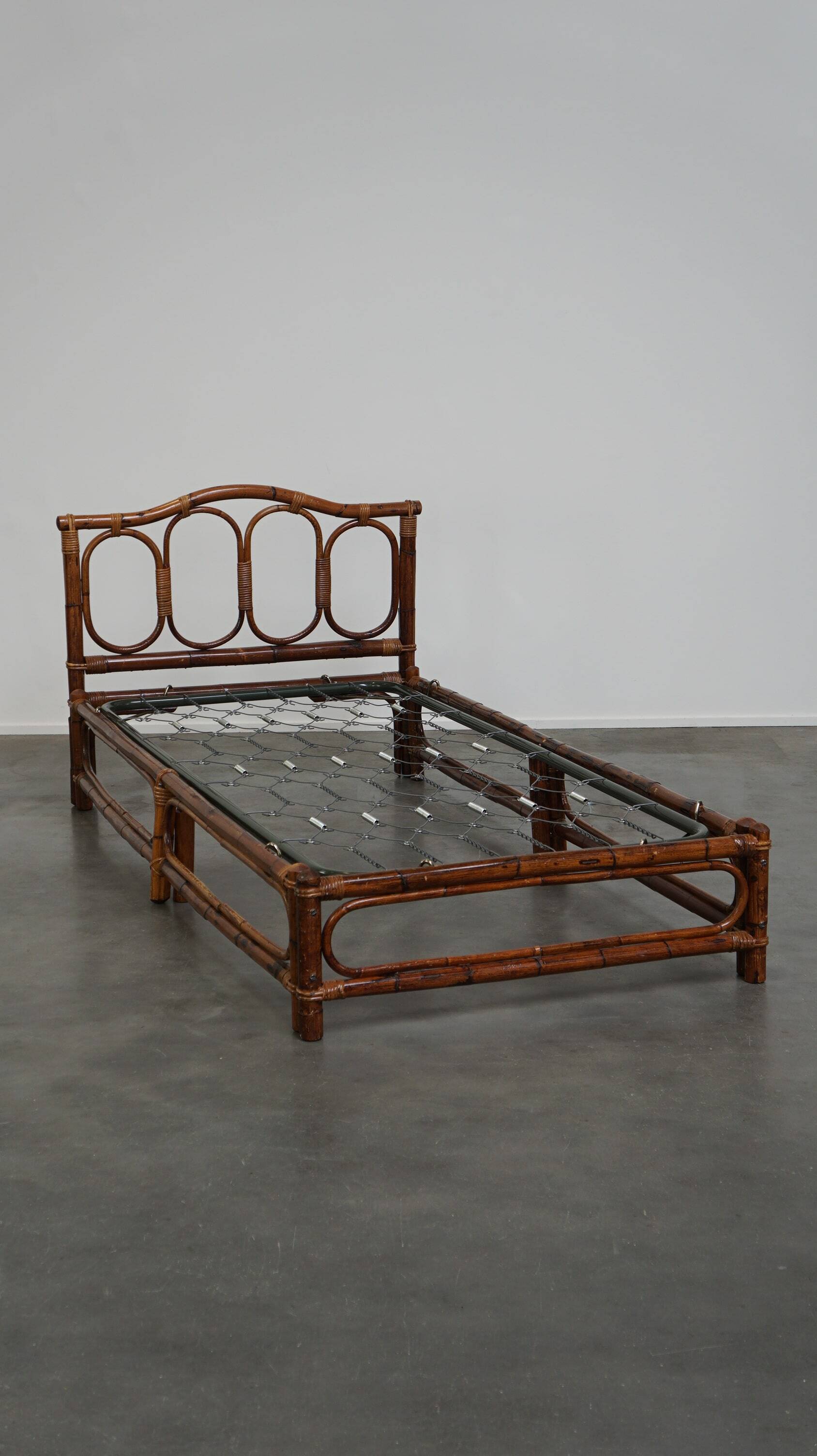 Vintage bamboo/rattan manou bed from the 70s with original spiral base