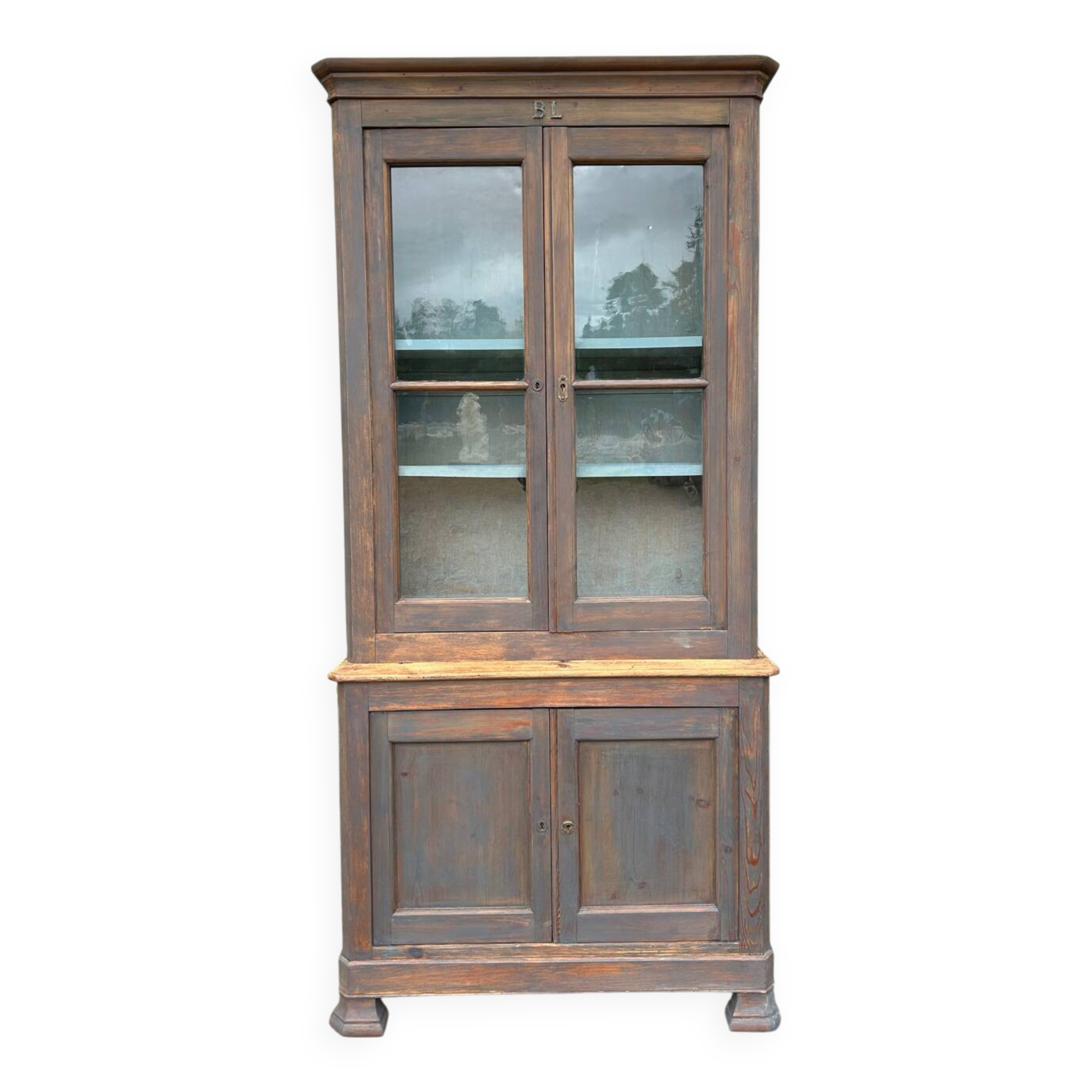 Small antique dresser in gray wood color