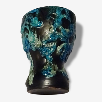 Vase bleu turquoise genre Vallauris fond noir,