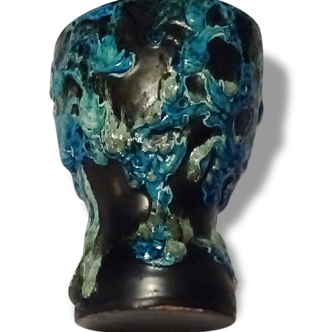 Vase bleu turquoise genre Vallauris fond noir,