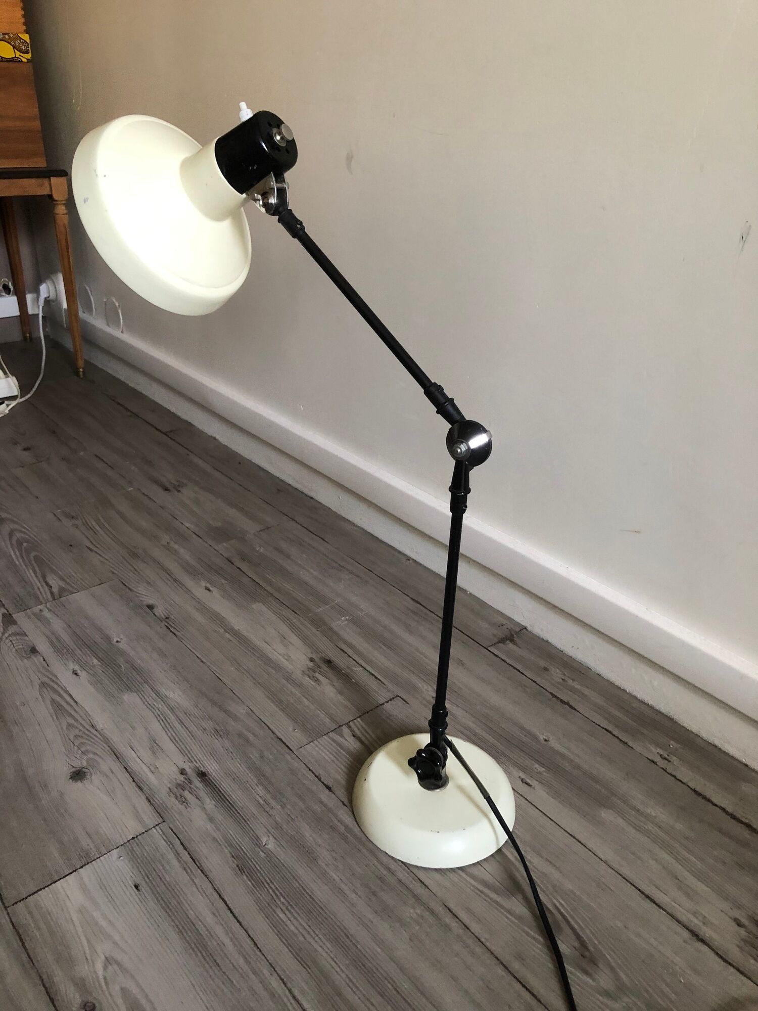 Desk lamp has two articulated metal arms