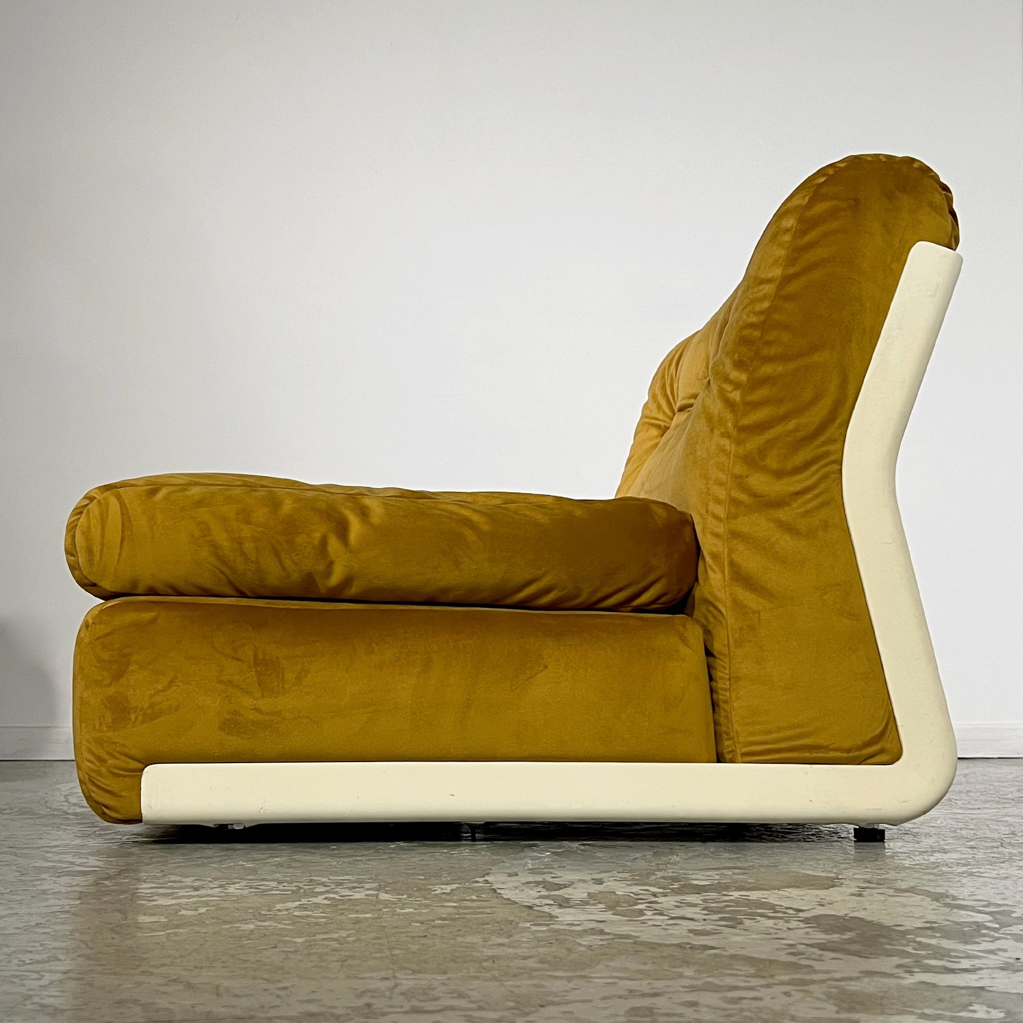 Pair of Amanta chauffeuses by Mario Bellini for B&B Italia 1960s