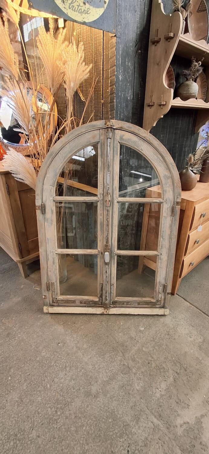 Fenêtre ancienne sur châssis