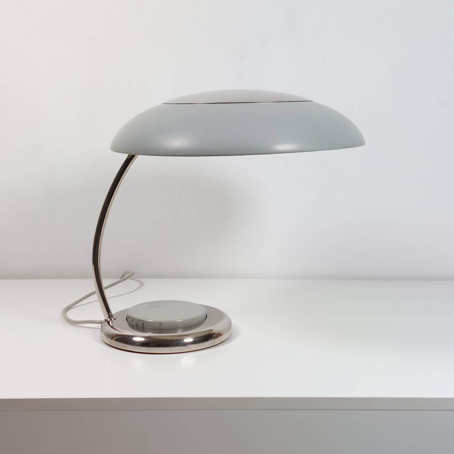 Rare lampe de bureau vintage, lampe de table RDA bleu clair chromé