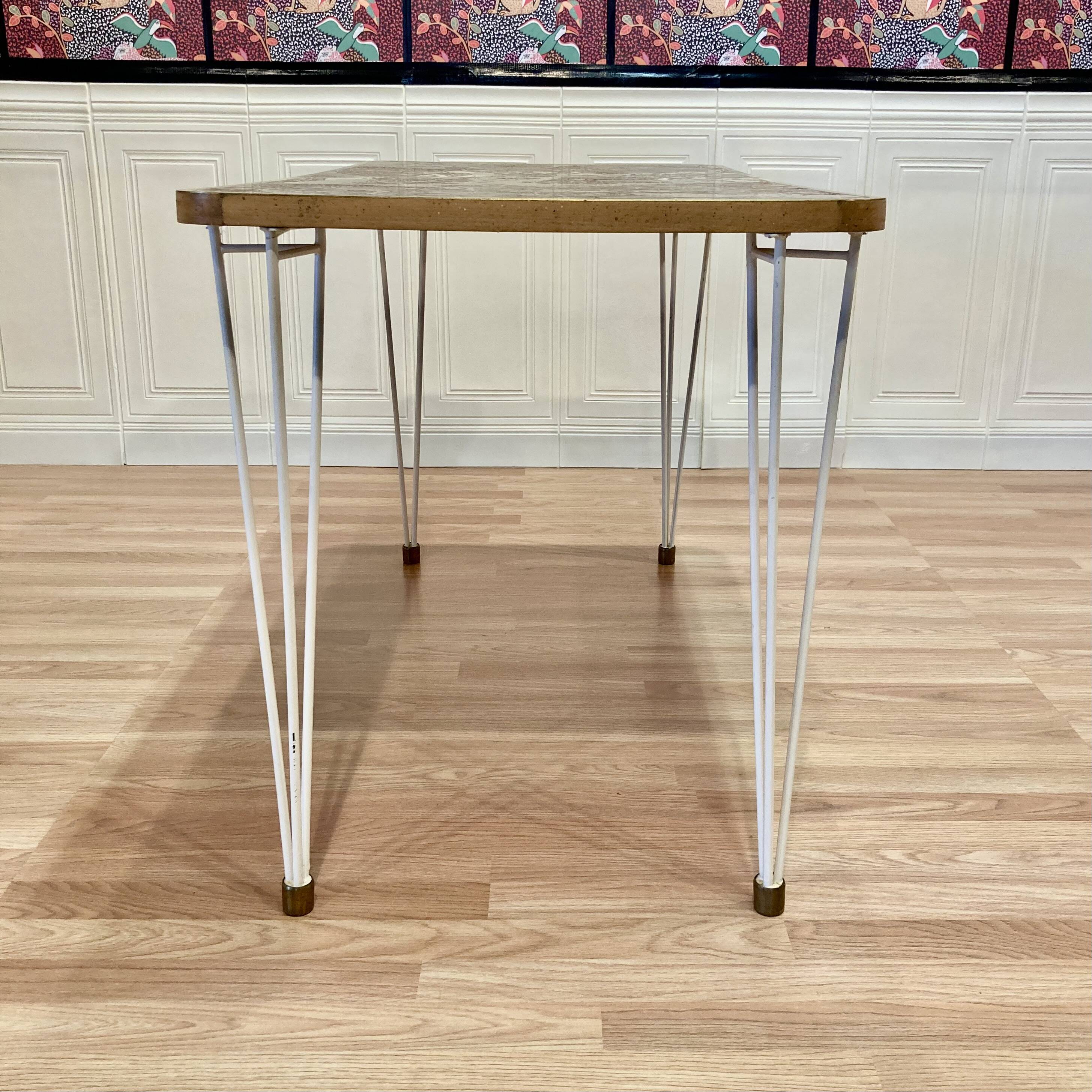 Table haute design et signature scandinave 1950.
