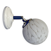 Applique globe vintage en verre de Clichy blanc