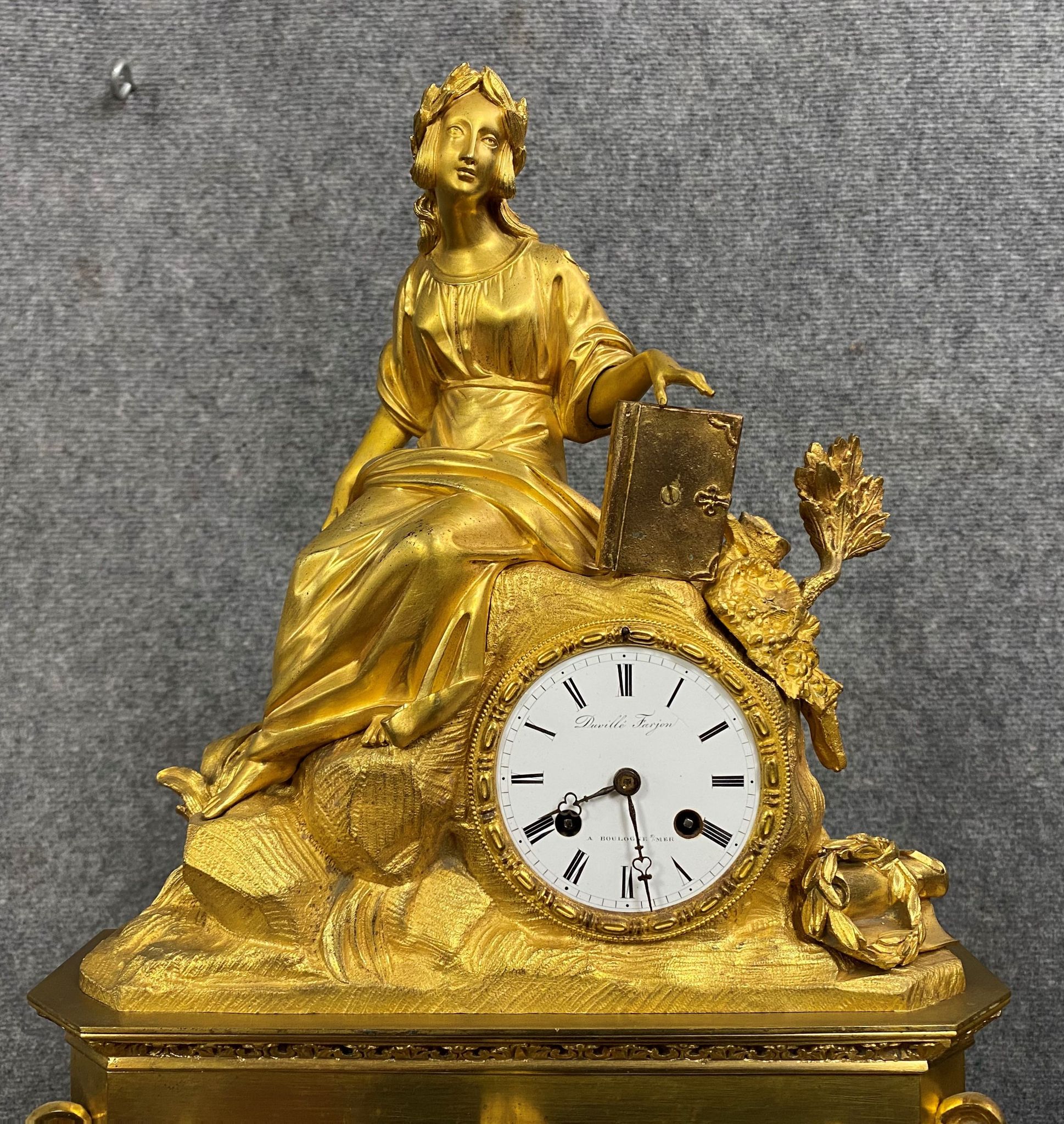 Pendule en bronze doré époque Empire vers 1820-1830