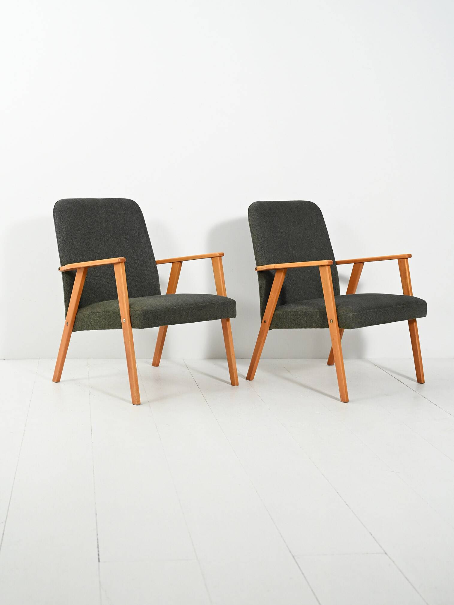 Paire de fauteuils en hêtre avec un revêtement en tissu gris