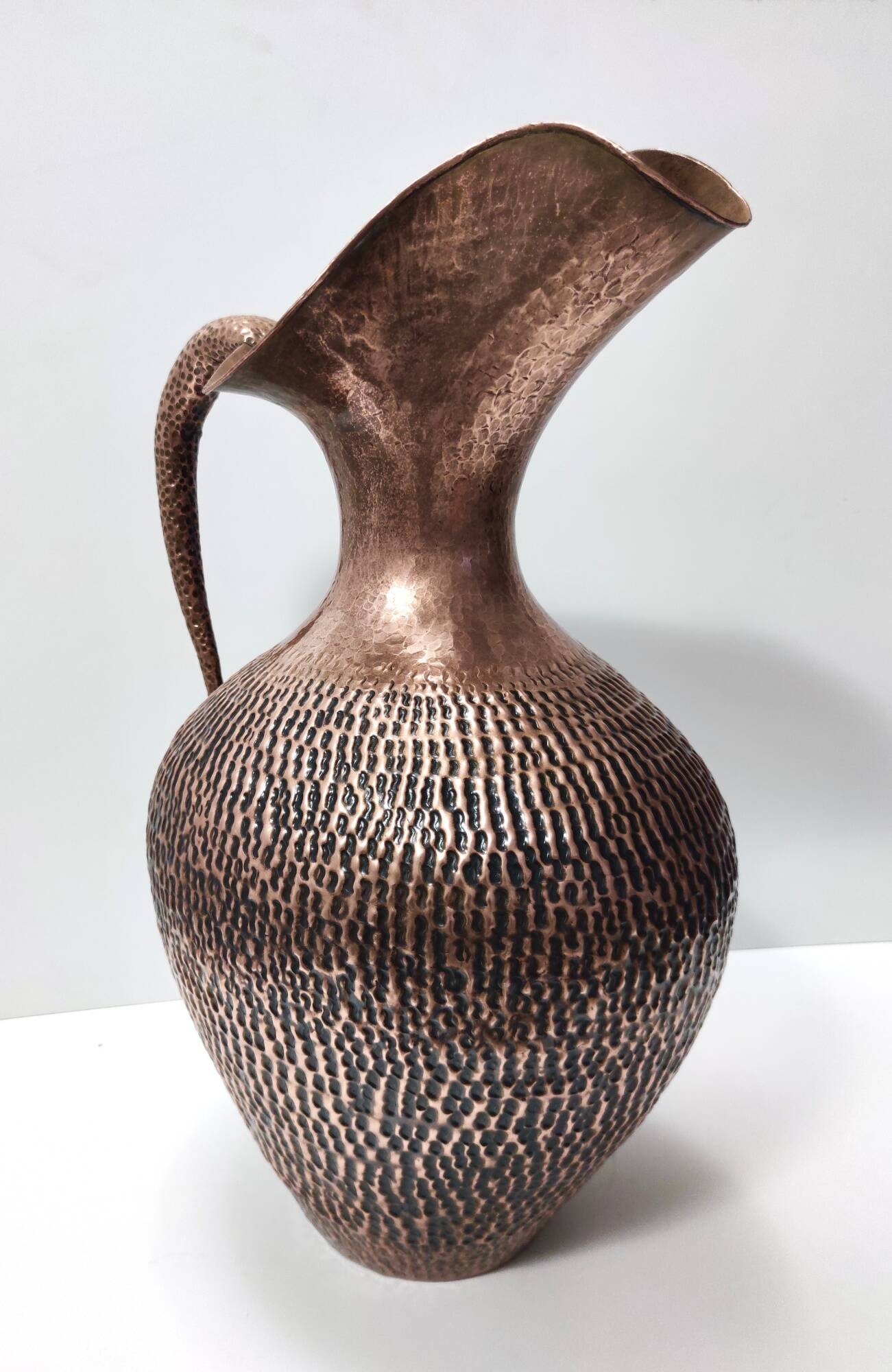 Grand vase pichet en cuivre gaufré par Egidio Casagrande, Italie