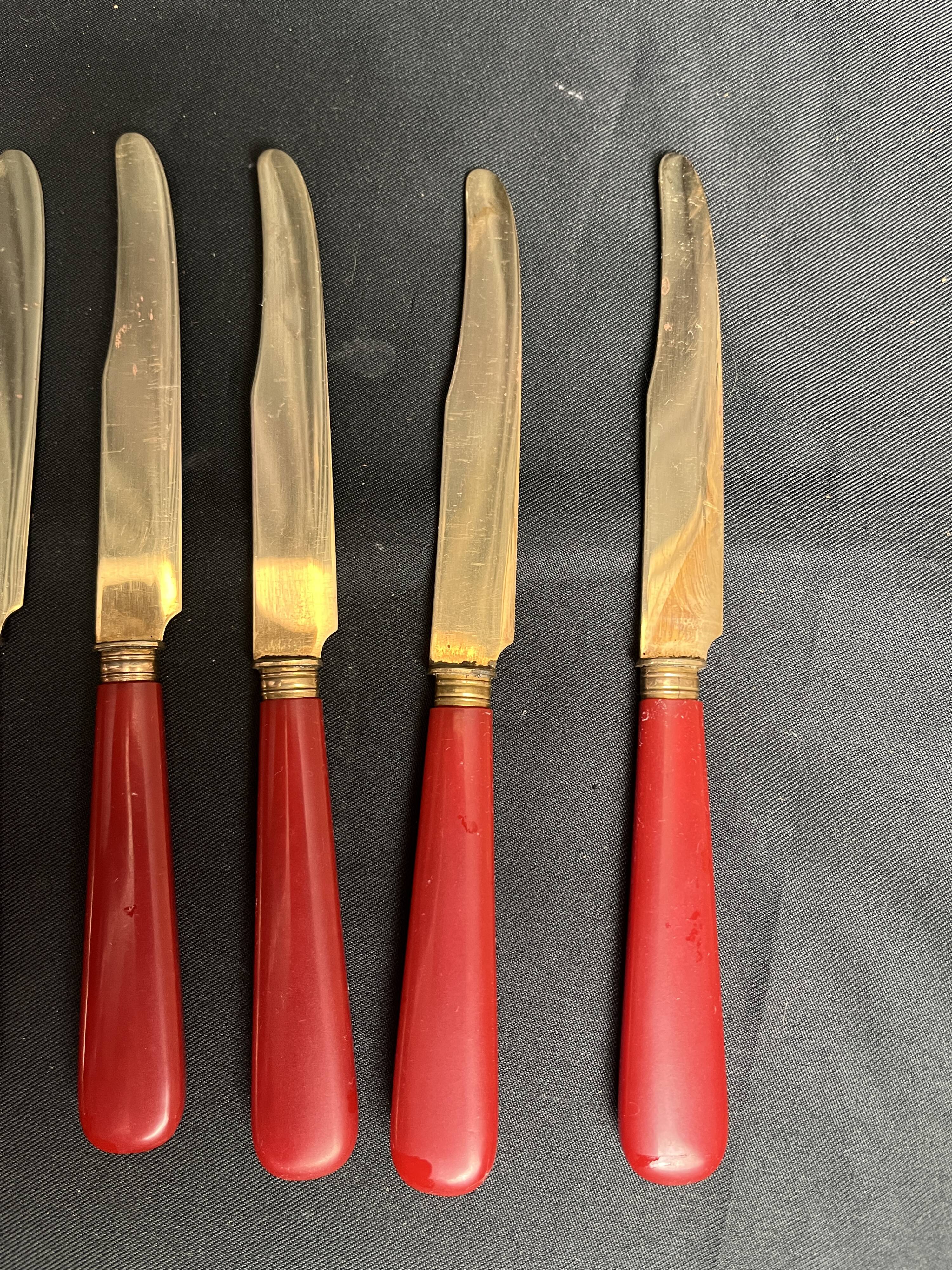 Tableware, twelve vermeil dessert knives in a case from around 1940.