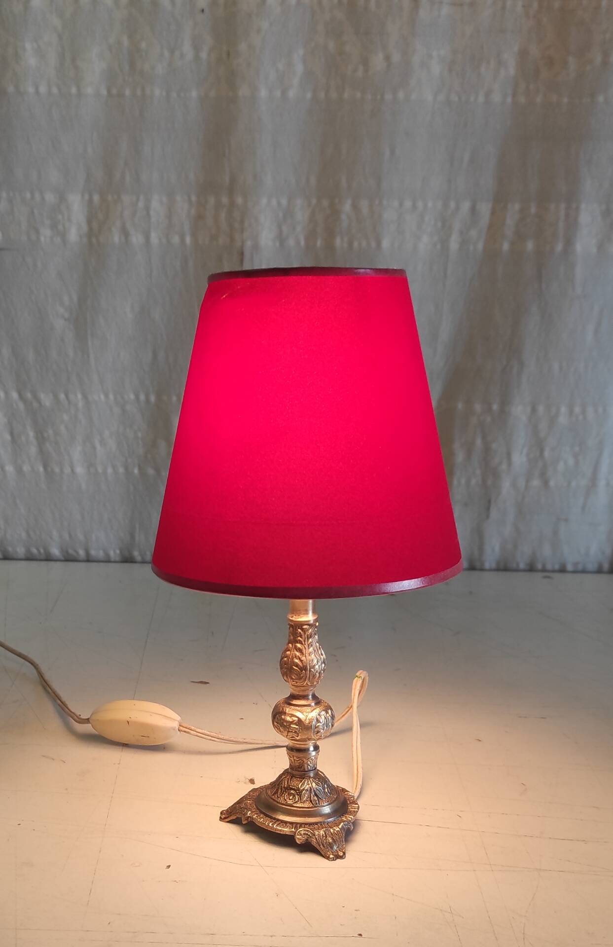 Table lamp in gilded brass and red velvet - mid 20th century.