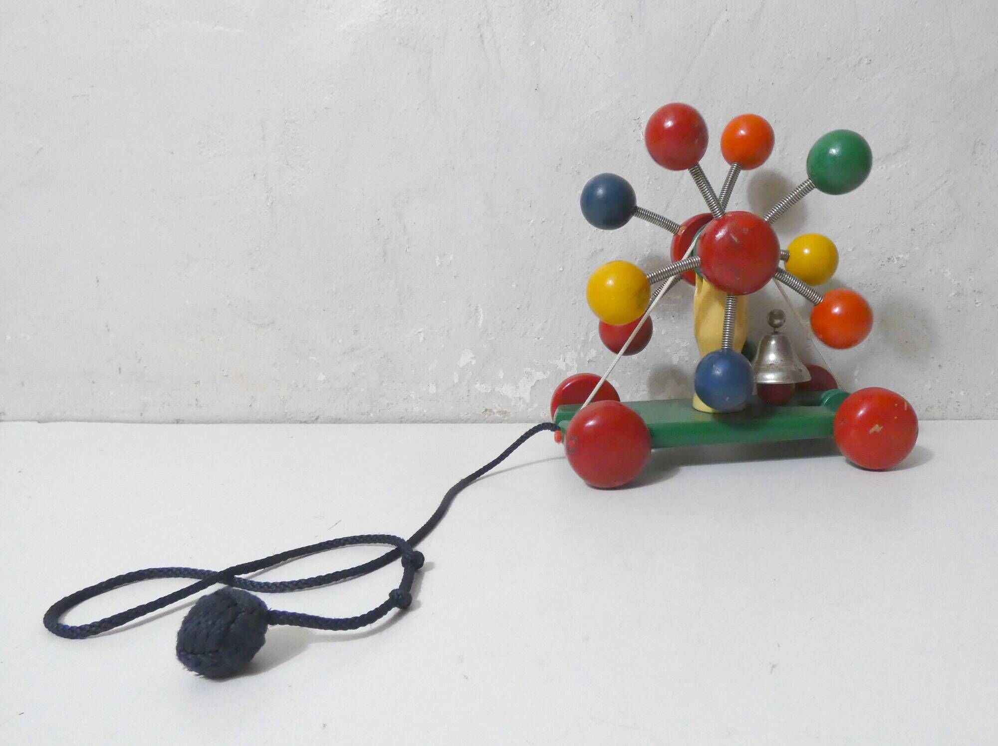KOUVALIAS vintage wooden pull toy spoutnik multicolour balls