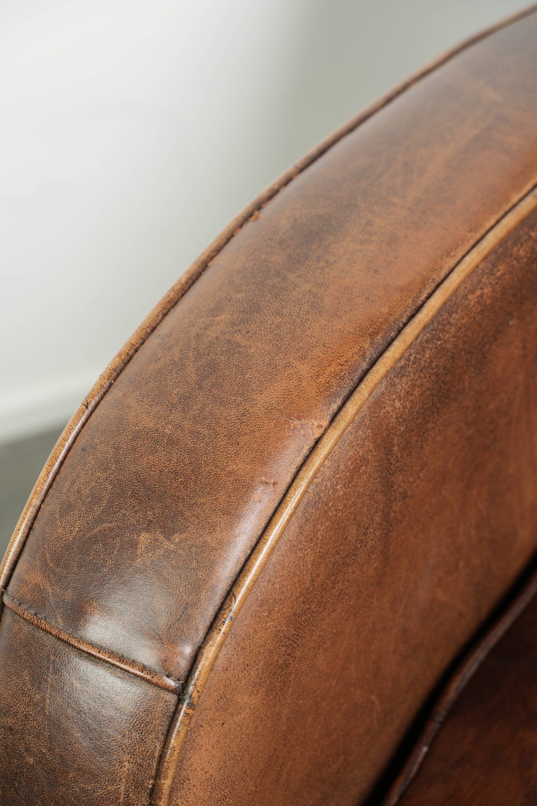 Sheepskin armchair with a timeless design and stunning warm colours