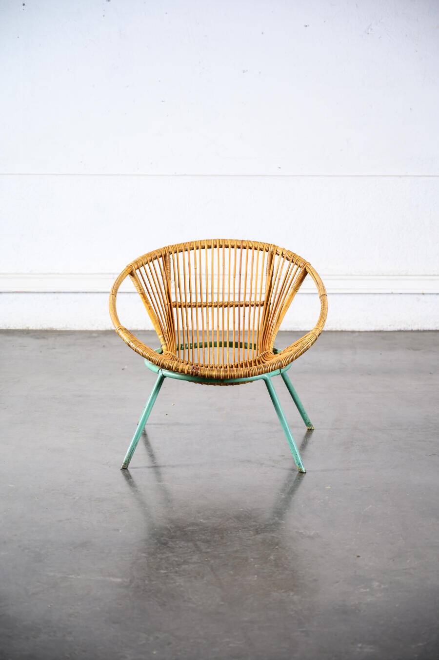 Fauteuil en rotin pieds métal vert