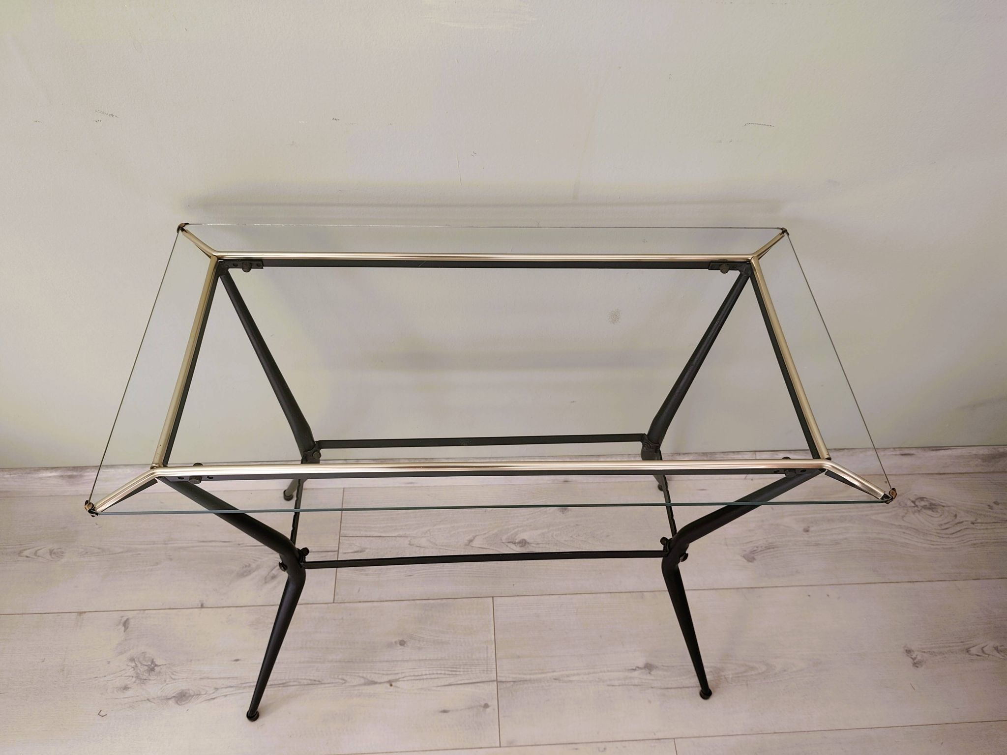 Table d'appoint ancienne en métal et en verre