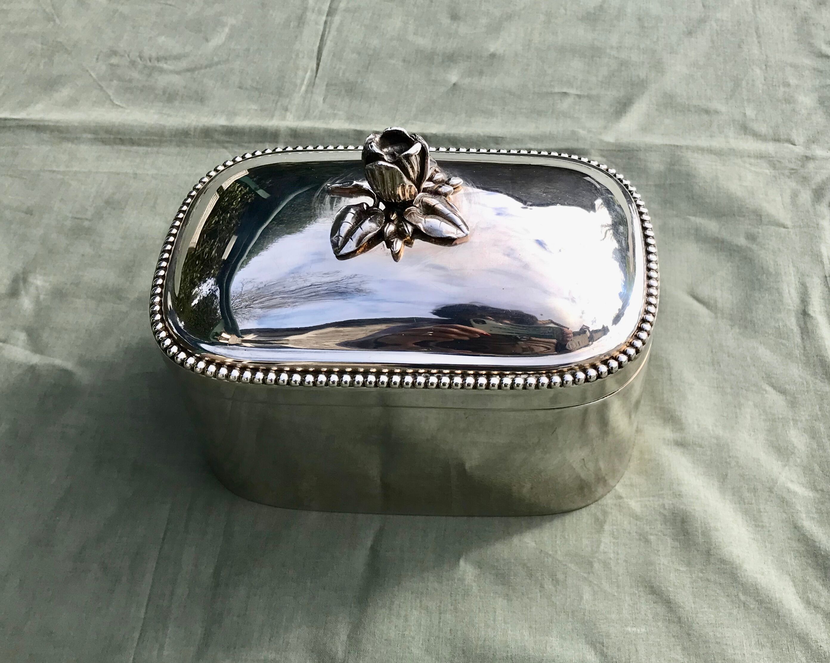 Box seed "rose" in silver metal