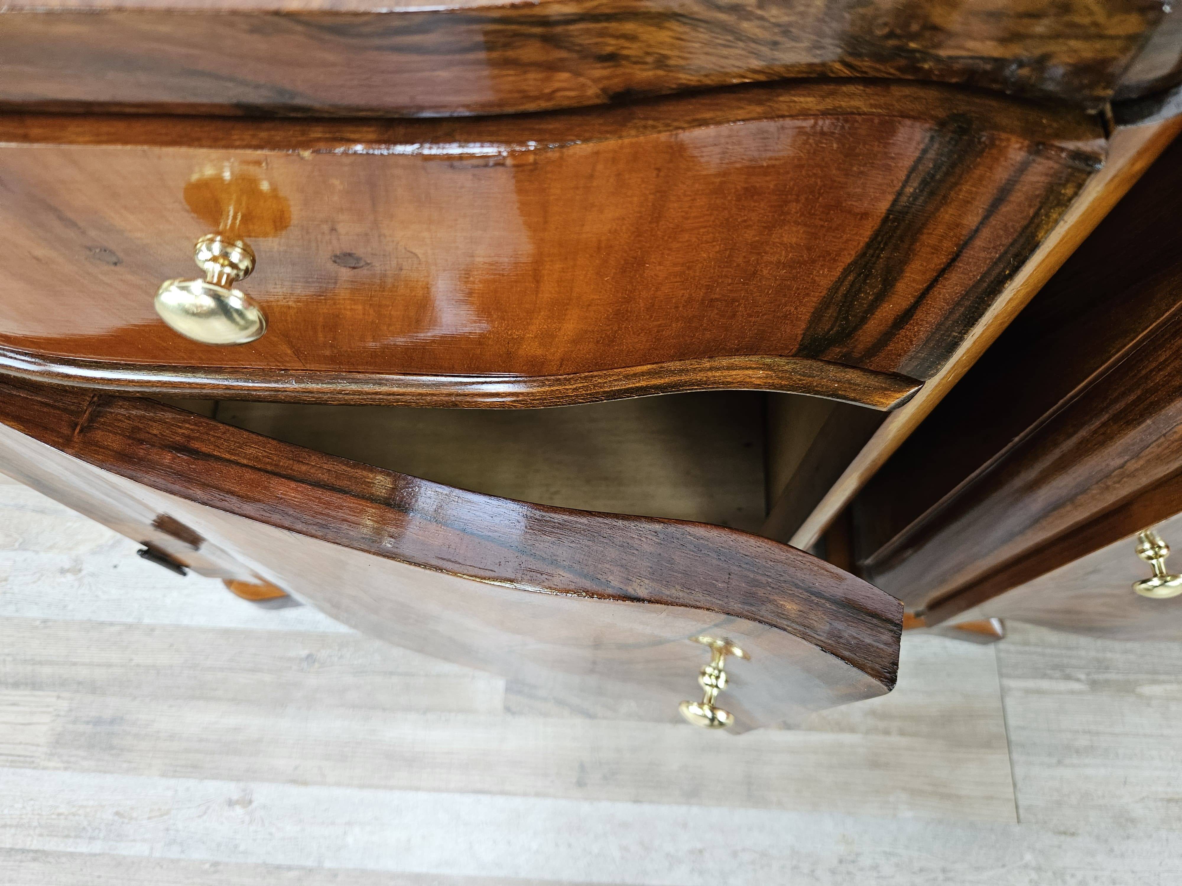 Art Decò bedside tables in walnut burl with brass knobs