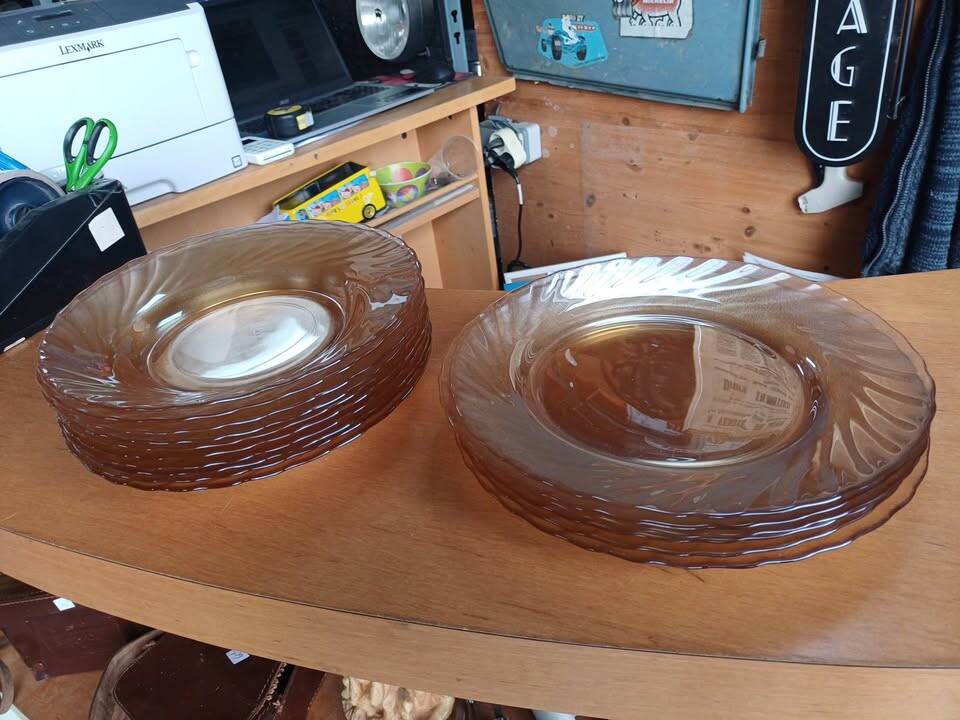Set of 16 vintage Arcoroc amber plates