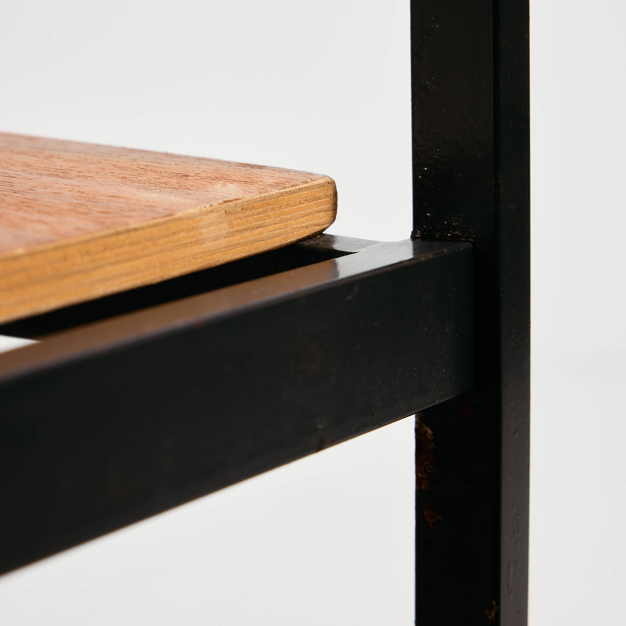 Chaise en teck sur base en métal