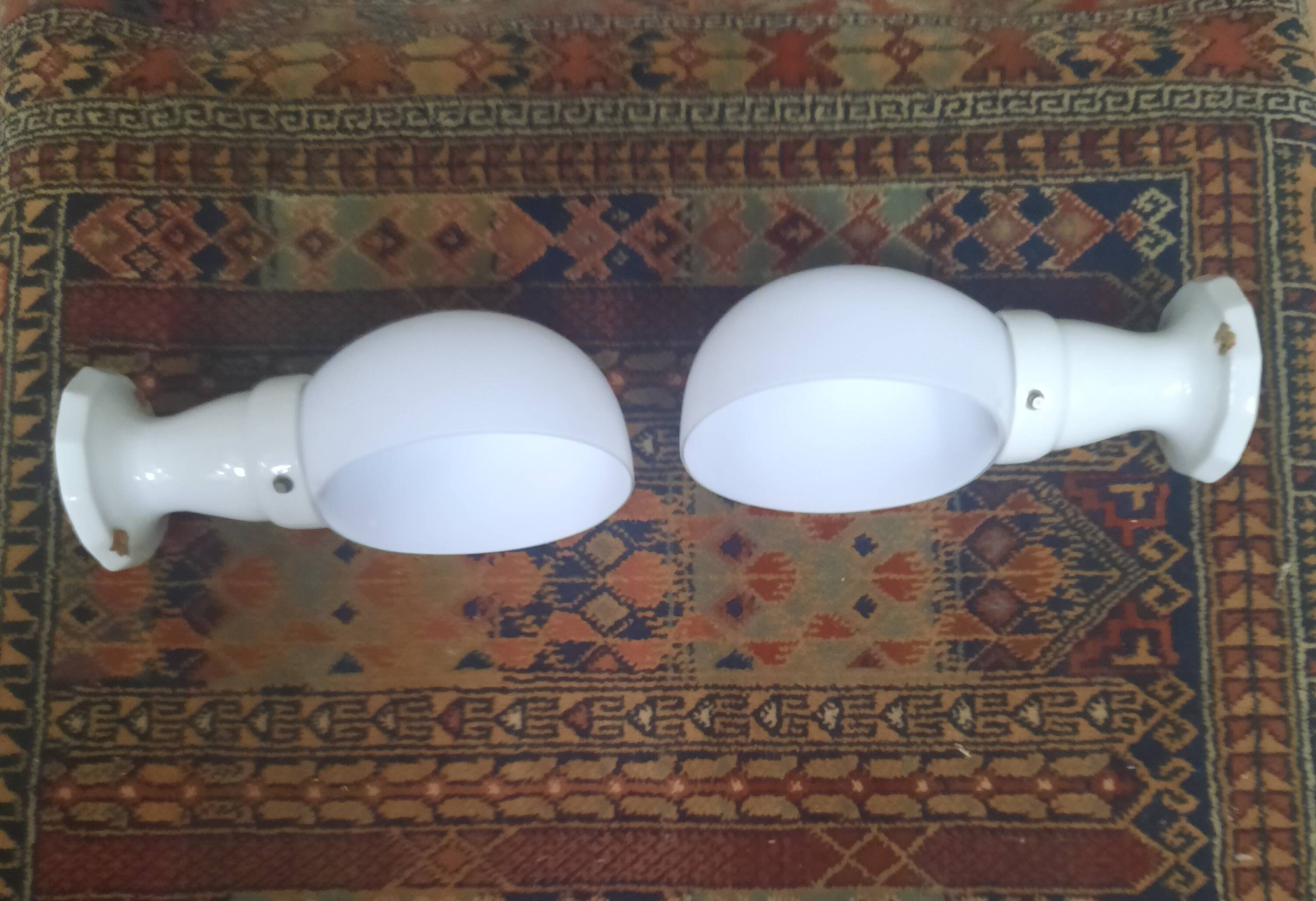 Pair of wall lights from the 1950s in porcelain.