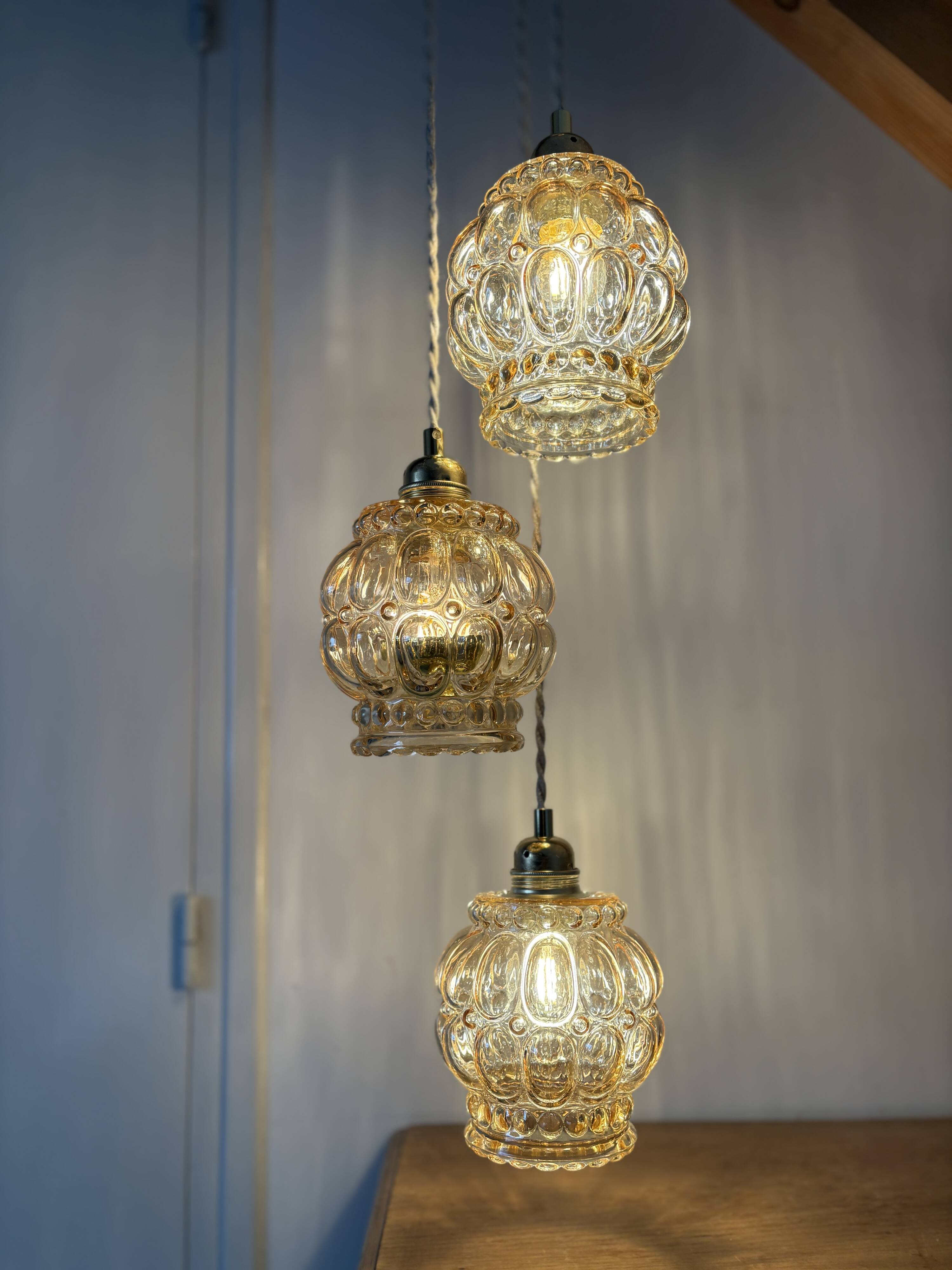 Suspension triple globes vintage en verre ambré bulle