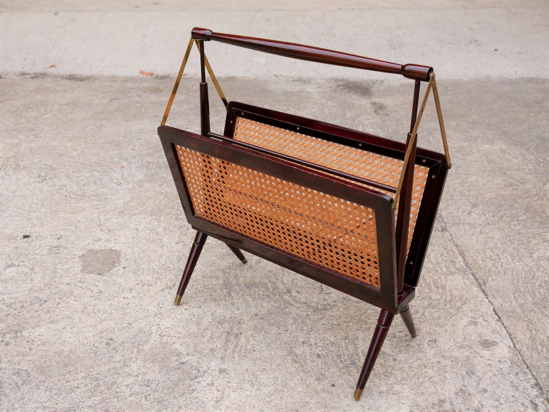 Folding magazine holder wood and caning by Cesare Lacca, made in Italy