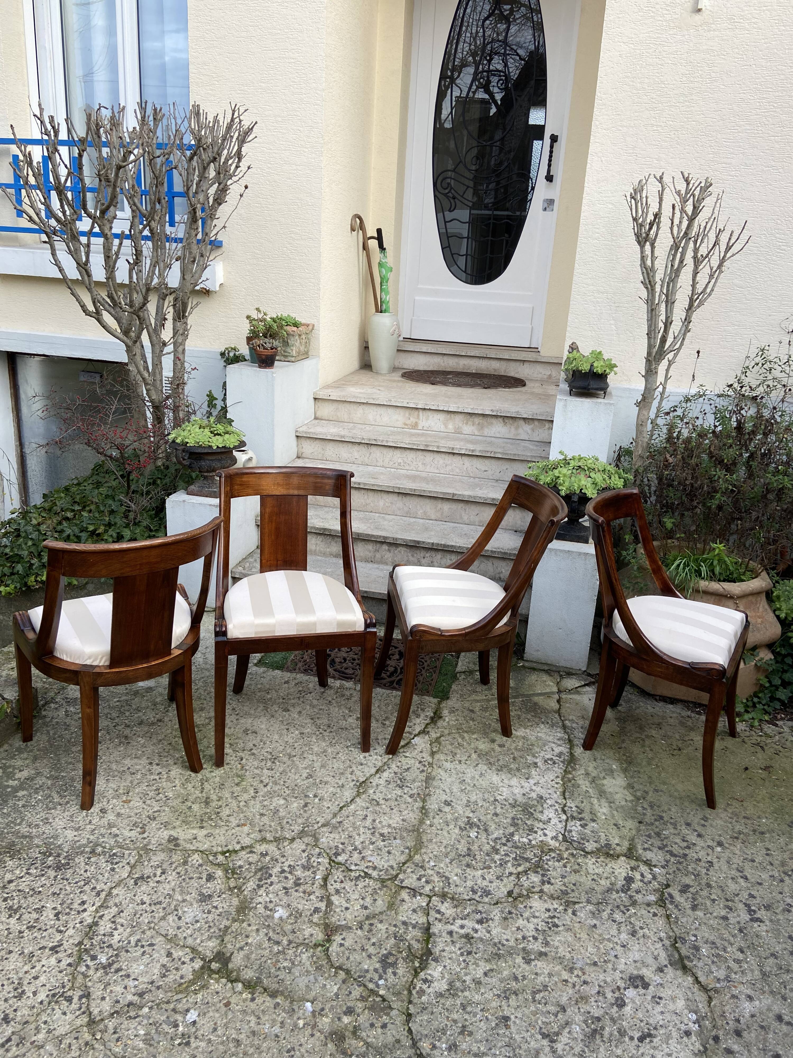 Suite de 4 chaises gondole style Empire