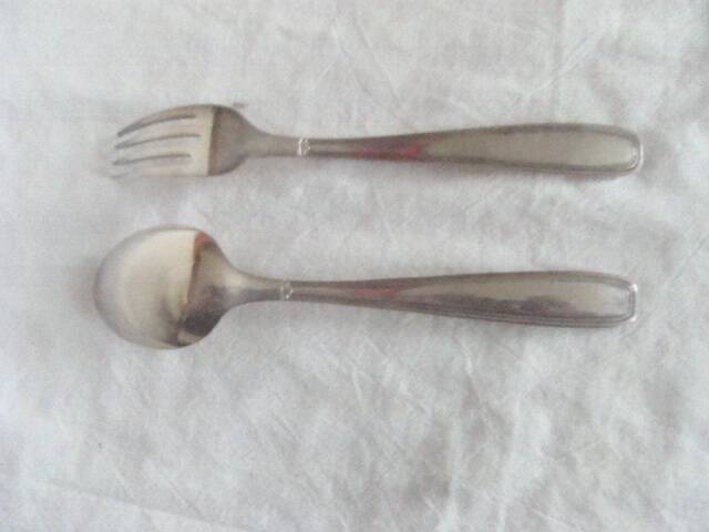 Couverts de table en métal argenté avec écrin