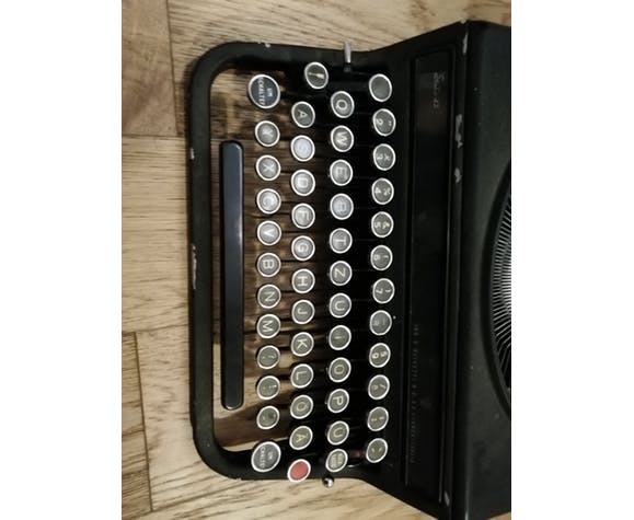 Olivetti typewriter model "Studio 42"