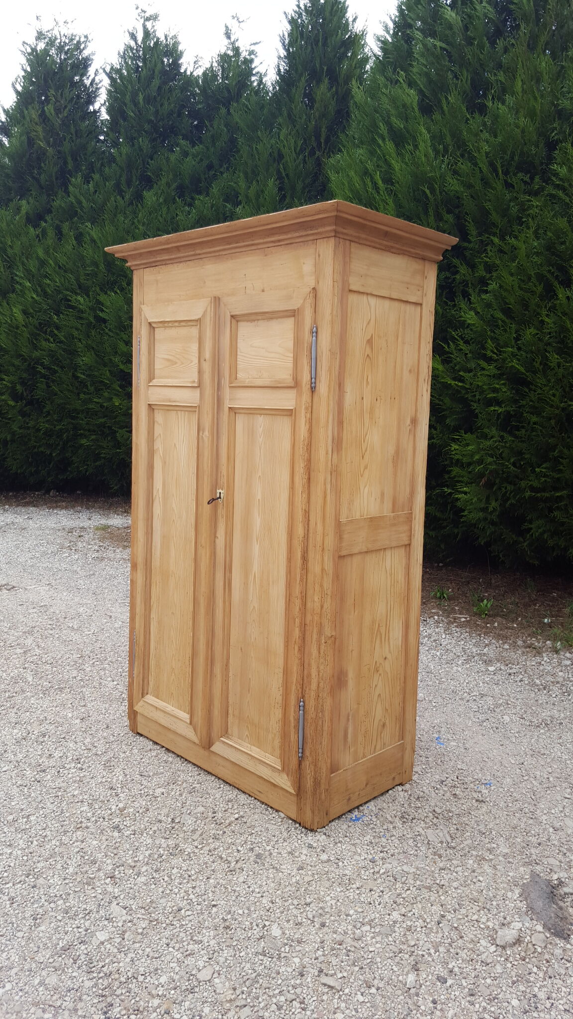 Armoire en sapin ancienne sablée brute