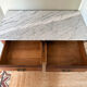 Commode de toilette ancienne, marbre blanc et miroir biseauté