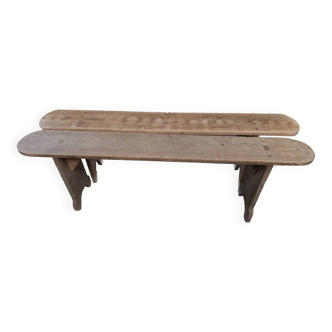 Lot d'anciens bancs en bois