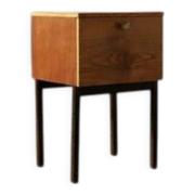 Table de chevet du milieu du siècle par UP Závody, table de nuit en noyer avec rangement.
