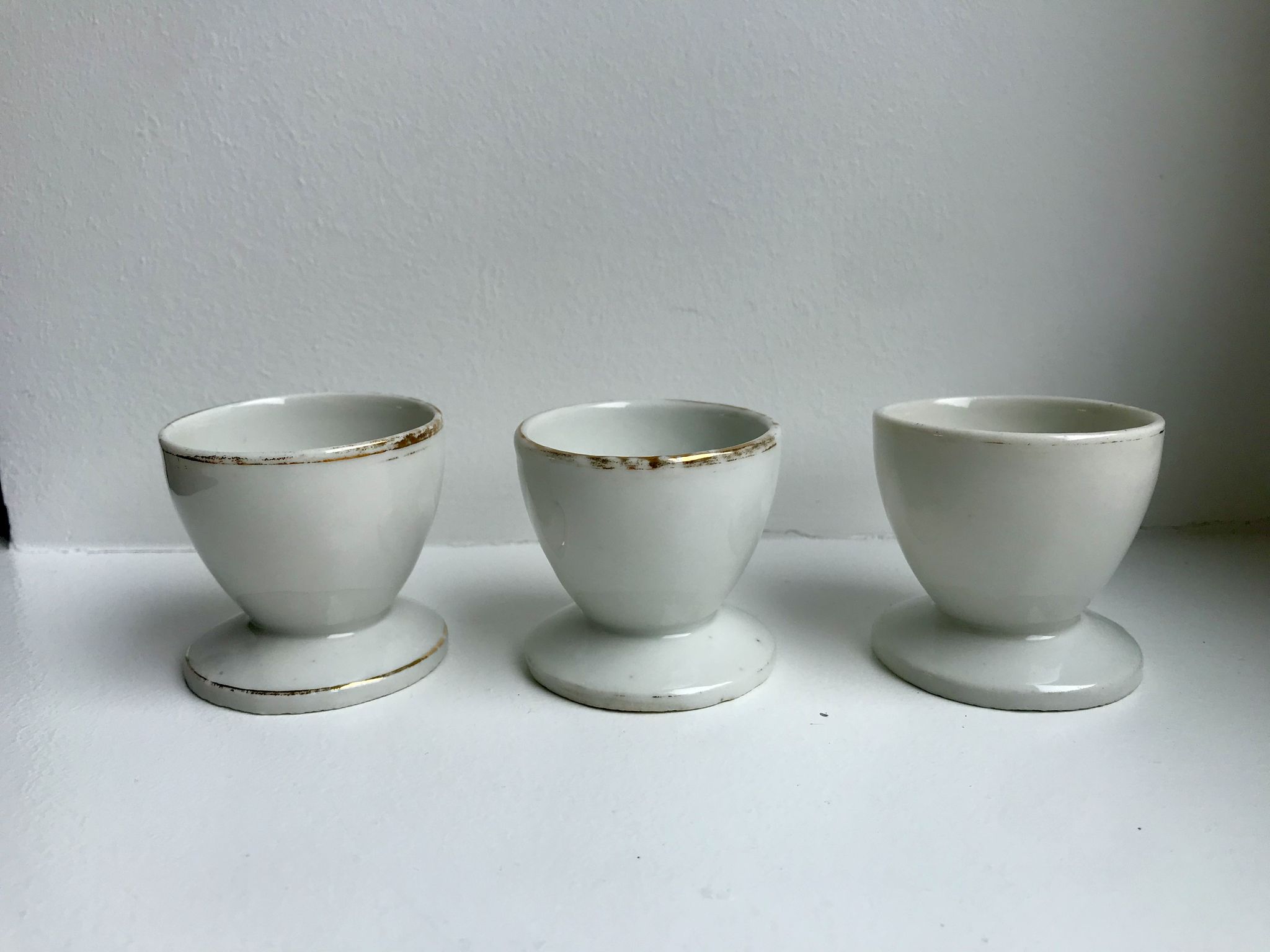 Trio de coquetiers blancs liseré doré années 50