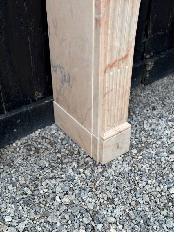 Cheminée de style Louis XVI en marbre rose, vers 1920