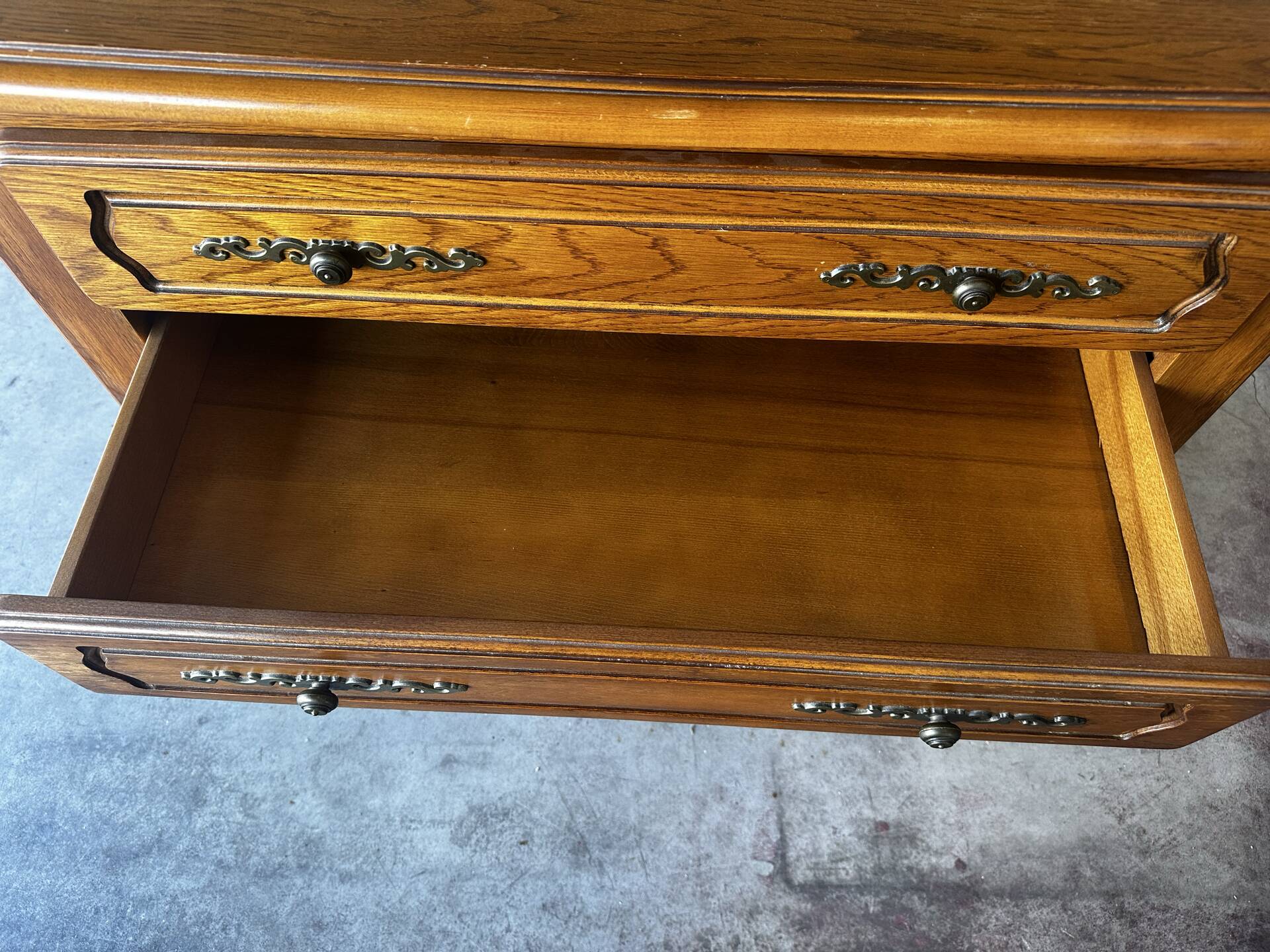 Commode en chêne à quatre tiroirs, style classique