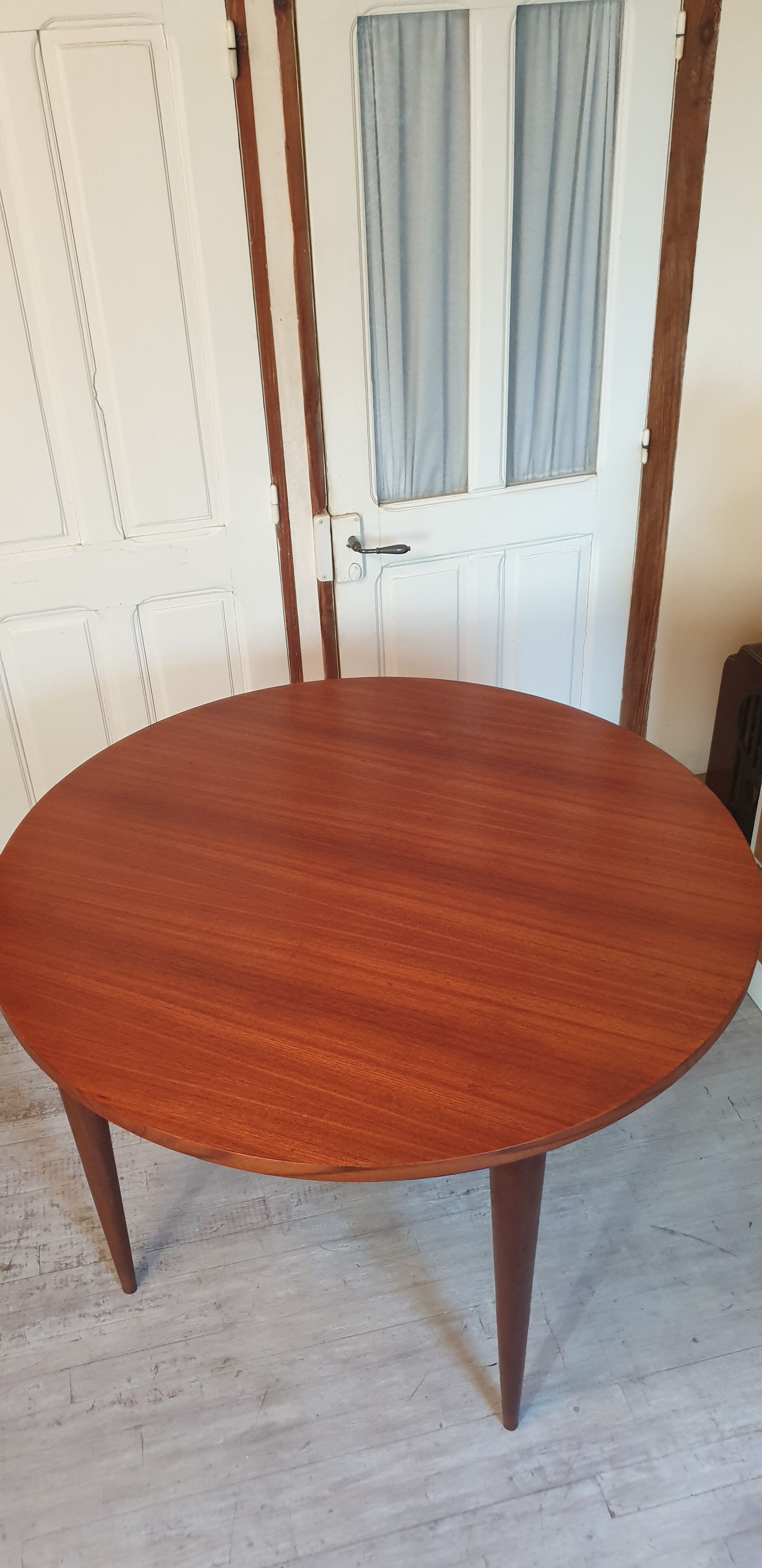 Extendable teak round table