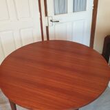Extendable teak round table