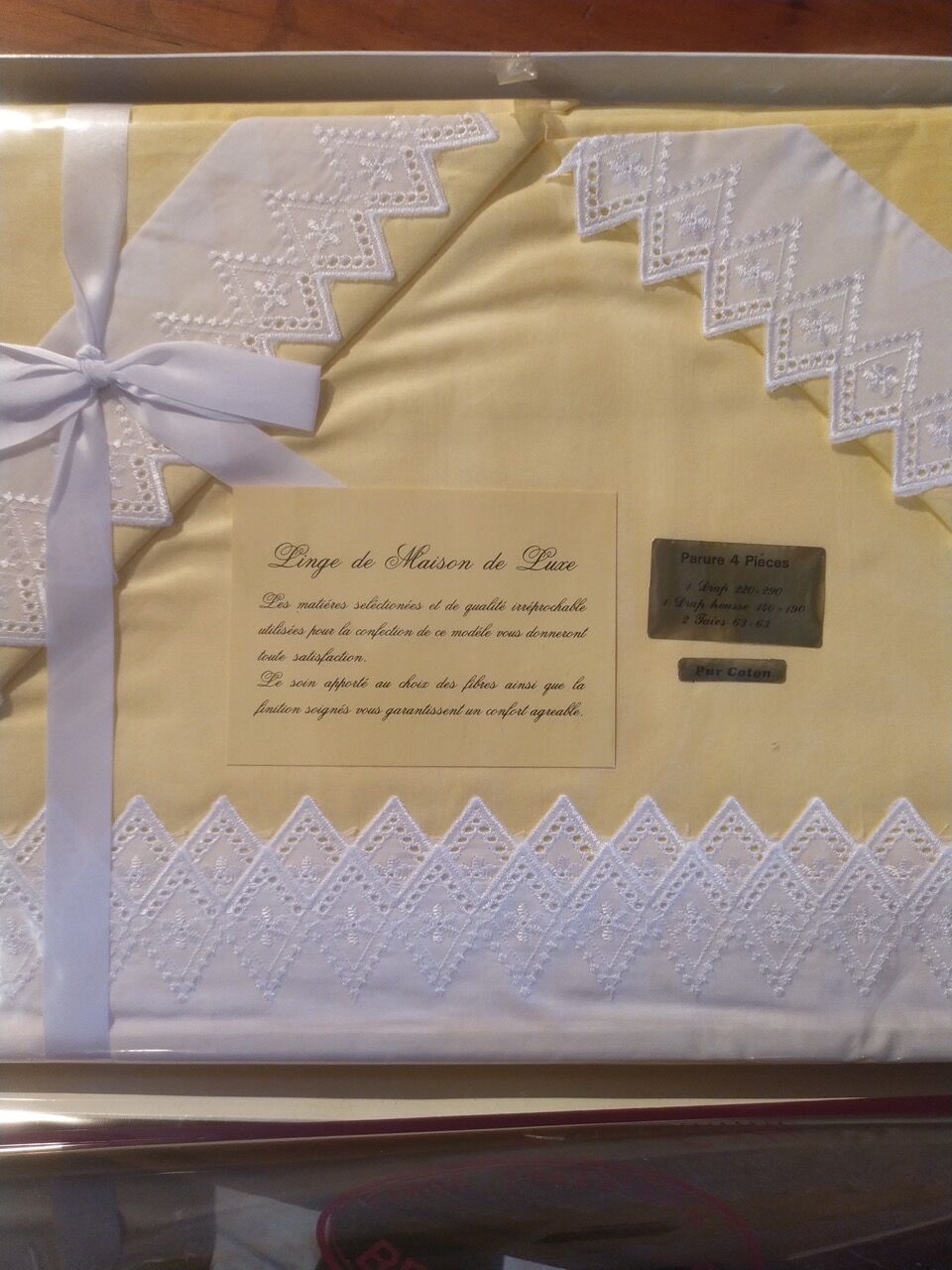 Old yellow and white lace bedding set from the Duchesse brand, 100% cotton